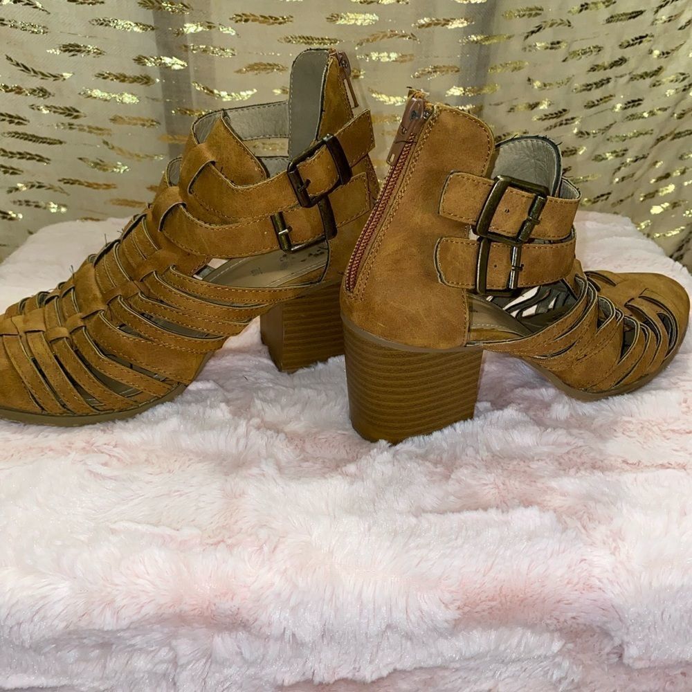 ETC! heel shoes with zippered back heel and decorative buckles sized L (8-9) - Picture 5 of 7